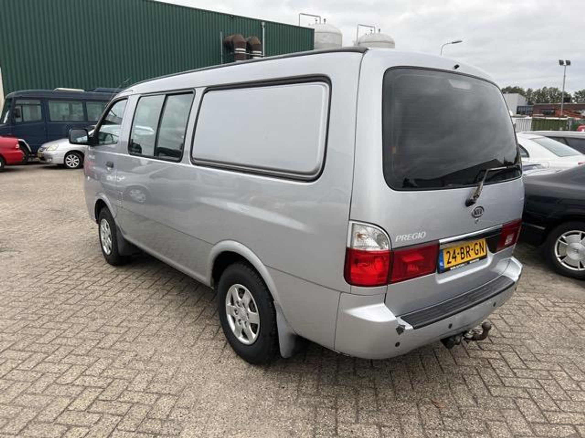 47516683-2.jpg
