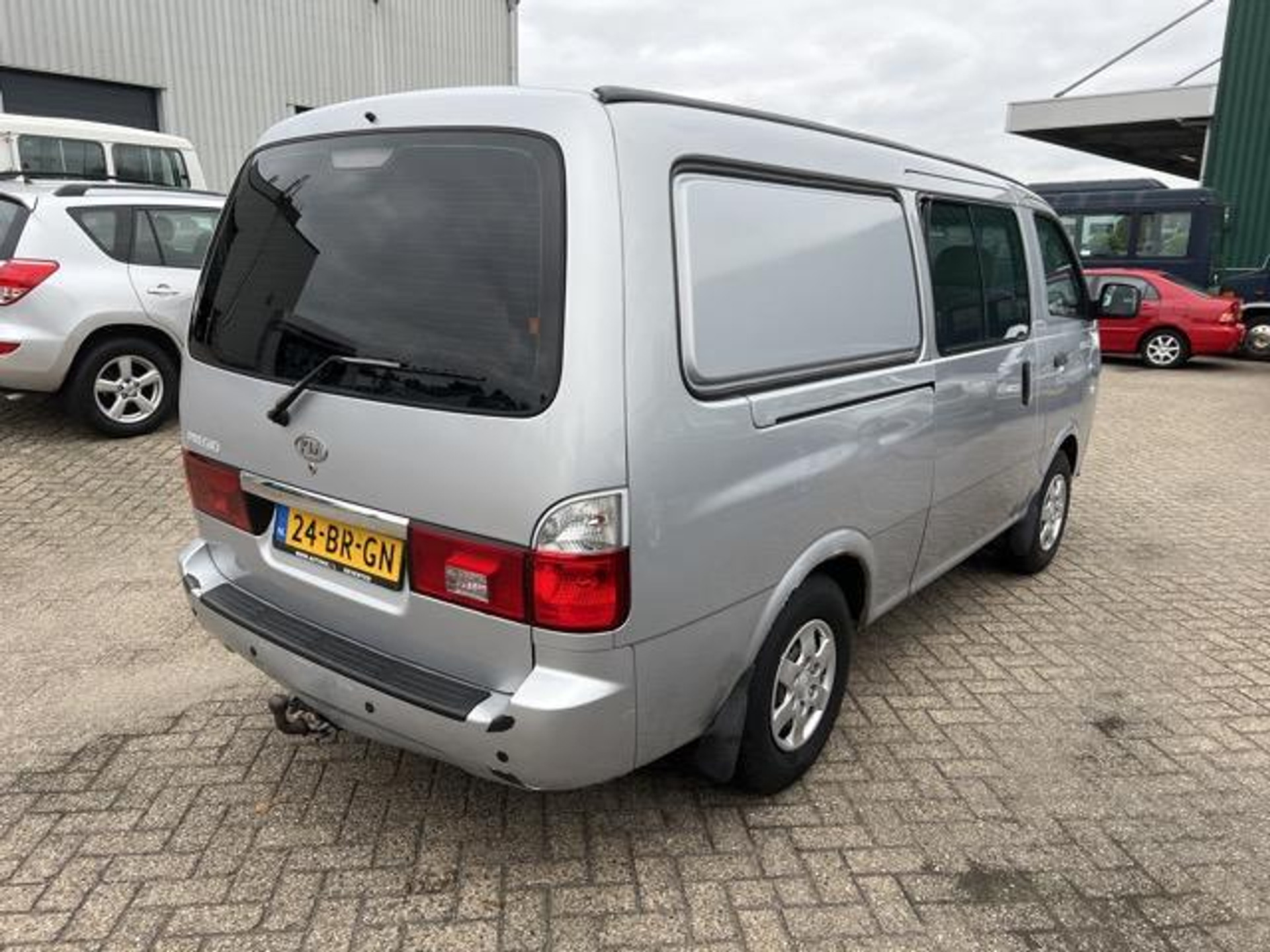 47516683-3.jpg
