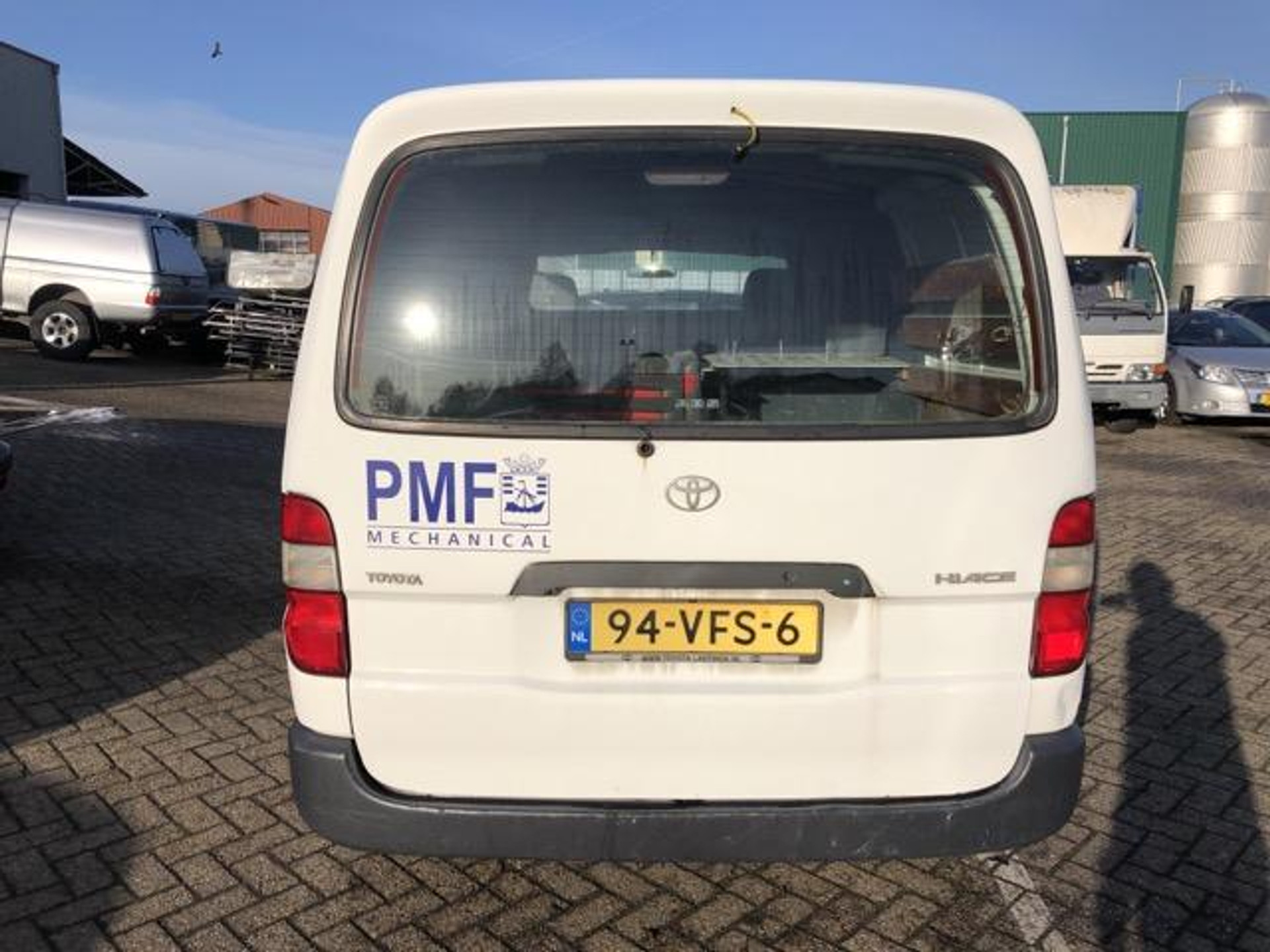 47870911-3.jpg